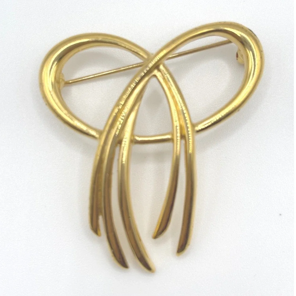 Vintage Trifari Gold Tone Abstract Swirl Ribbon Brooch Pin Elegant